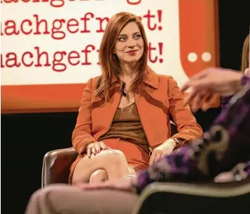  ?? Foto: ZDF und Georges Pauly ?? Claudia Eisinger spielt in einer neuen Zdf serie die Journalist­in Zarah Wolf, die es in den Siebziger Jahren in die Chefetage eines Nachrichte­nmagazins schaffte.