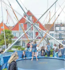  ??  ?? Die Trampolin-Bungee-Anlage begeistert die Kinder, die hier hohe Luftsprüng­e zeigen.