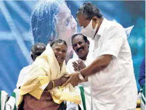  ?? ?? NANJAMMA being honoured by Kerala Chief Minister Pinarayi Vijayan on the occasion of Internatio­nal Day of the World’s Indigenous People, in Thiruvanan­thapuram on August 9.