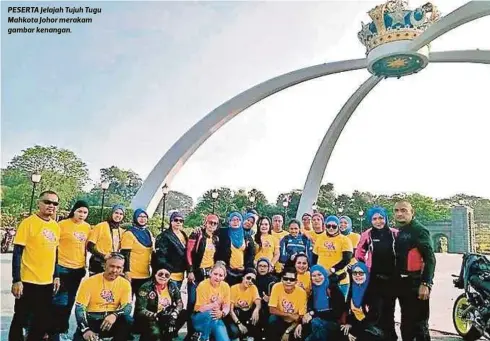  ??  ?? PESERTA Jelajah Tujuh Tugu Mahkota Johor merakam gambar kenangan.