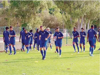  ??  ?? Plantel do Belenenses a caminho de Pevidém