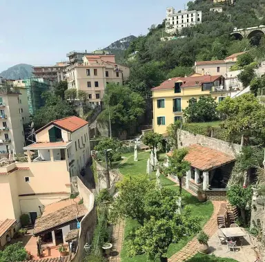  ??  ?? Hortus sanitatis
Il Giardino della Minerva nello scatto panoramico di un visitatore immortalat­o su Facebook: il primo maggio scorso si è registrato un vero e proprio record all’antico orto botanico: ben 653 visitatori. Il sito è gestito dal Comune di...