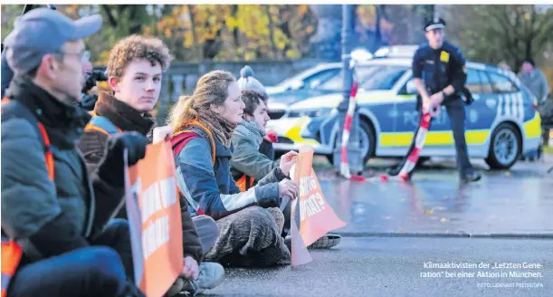  ?? FOTO: LENNART PREISS/DPA ?? Klimaaktiv­isten der „Letzten Generation“bei einer Aktion in München.