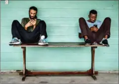  ?? THE NEW YORK TIMES SASHLEY GILBERTSON/ ?? Abdul Aziz Muhamat (right) and Behrouz Boochani, a refugee from Iran, on Manus Island, Papua New Guinea, November 15.