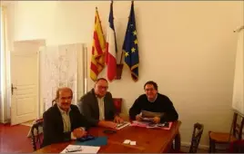  ?? (Photo A. I.) ?? Réunion du  novembre  sur l’adressage des voies de la commune de Barjols. Cyril Deiana, Luc Hideux et le maire de Barjols ont fait un état des lieux précis.