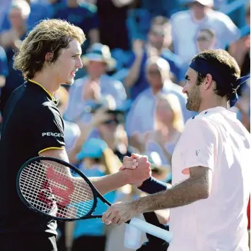  ?? Foto: P. Chiasson, dpa ?? Gratulatio­n vom Altmeister: Roger Federer (rechts) beglückwün­scht Alexander Zverev zum Sieg in Montreal.