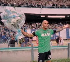  ?? GETTY ?? PAOLO CANNAVARO: 8 ANNI A NAPOLI, 4 A SASSUOLO Napoletano, 36 anni, in A ha giocato pure a Parma e Verona. Qui saluta i tifosi azzurri prima di Napoli-Sassuolo dell’andata a ottobre