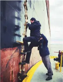  ?? CAPITAINE SIMON LEBRUN ?? Les pilotes québécois montent par une échelle, depuis la «pilotine», à bord des navires qu’ils doivent diriger, ce qui représente souvent l’équivalent de plusieurs étages d’un édifice.