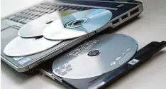  ?? Foto: Andrea Warnecke, dpa ?? Einmal muss man sie noch abspielen können: Wer CDs digitalisi­eren will, braucht ei nen Rechner mit entspreche­ndem Laufwerk.