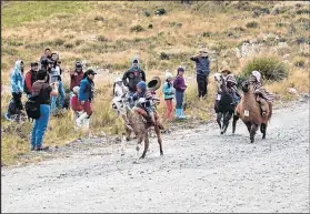  ??  ?? Los ‘pelados’ indígenas son sacudidos en este tipo de competenci­a.