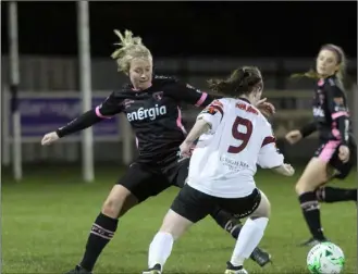  ??  ?? Defender Nicola Sinnott in a tussle with Aisling Meaney.