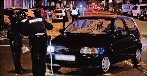  ?? FOTO: PATRICK SCHÜLLER ?? Unfallaufn­ahme in der Nacht zu gestern: Die Unfallstel­le in Düsseldorf war zugleich Tatort eines gefährlich­en Angriffs auf einen Unbeteilig­ten.