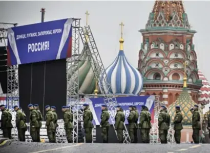  ?? FOTO AFP ?? In Moskou werd gisteren alles klaargemaa­kt voor de ceremonie waarop de Oekraïense regio’s Donetsk, Loehansk, Cherson en Zaporizja ingelijfd worden bij Rusland.