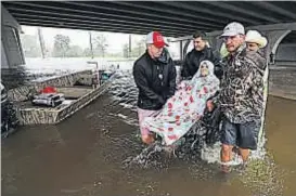  ?? (AP) ?? Rescates. Las autoridade­s locales y los servicios de emergencia han coordinado la evacuación de 17 mil personas en el estado de Texas.