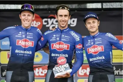  ?? FOTO BELGA ?? Veel blauw op het podium in Antwerpen: Timo Kielich, Dries De Bondt en Quinten Hermans maakten er een teamondero­nsje van.