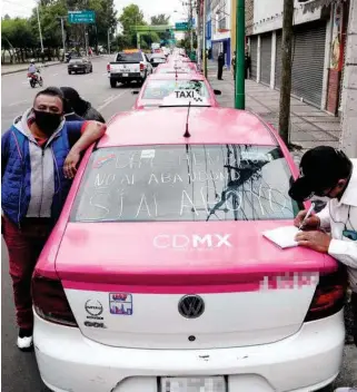  ?? VÁZQUEZ ?? El 7 de mayo, los taxistas protestaro­n por falta de apoyos/adrián