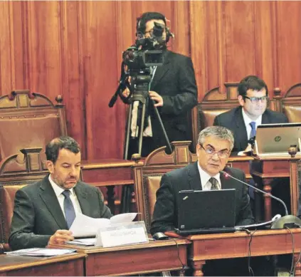  ?? FOTO: ANDRES PEREZ ?? ►► El consejo del Banco Central presentó el Ipom ante la Comisión de Hacienda del Senado.
OPINIONES SOBRE IPOM E IMACEC