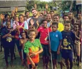  ?? INSTAGRAM ZAC EFRON ?? SUDAH PULIH: Zac Efron mengunggah foto bersama anak-anak Papua Nugini seraya membenarka­n kabar sakitnya.