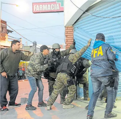  ?? EMMANUEL FERNÁNDEZ ?? Allanamien­tos. A las siete de la tarde de ayer, seguían los operativos en la feria.