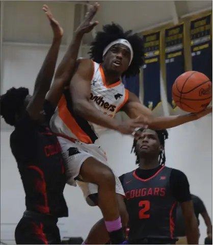  ?? BRADY MCATAMNEY — THE MACOMB DAILY ?? Center Line’s Jordan Zeigler contorts for a contested shot.