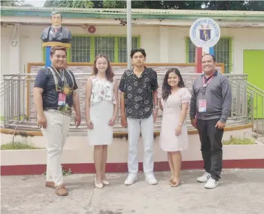  ?? ?? (FROM left) Perry Angelo C. Manlapaz (coach), Cassandra Mei DC De Luna, Jairus P. Pedernal, Yllaiza Z. Deligero and Rowel S. Laririt (Principal II).