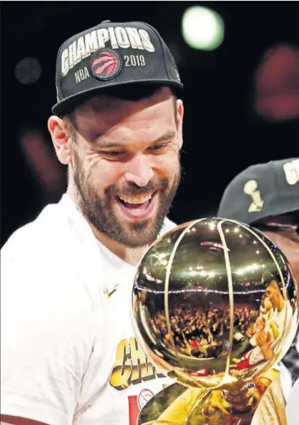  ?? / LARRY W. SMITH (EFE) ?? Marc Gasol, con el trofeo de campeones de la NBA.