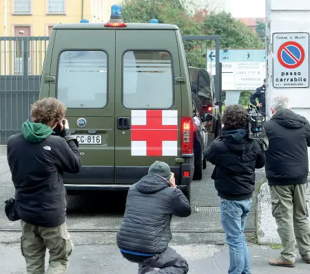  ?? (foto Ansa) ?? A Baggio I fotografi all’ingresso dell’ospedale militare che ospiterà la quarantena dei pazienti dimessi dagli ospedali