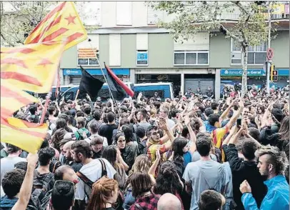  ?? MANÉ ESPINOSA ?? Manifestan­tes independen­tistas ayer en los escraches a la sede del Partido Popular en Barcelona