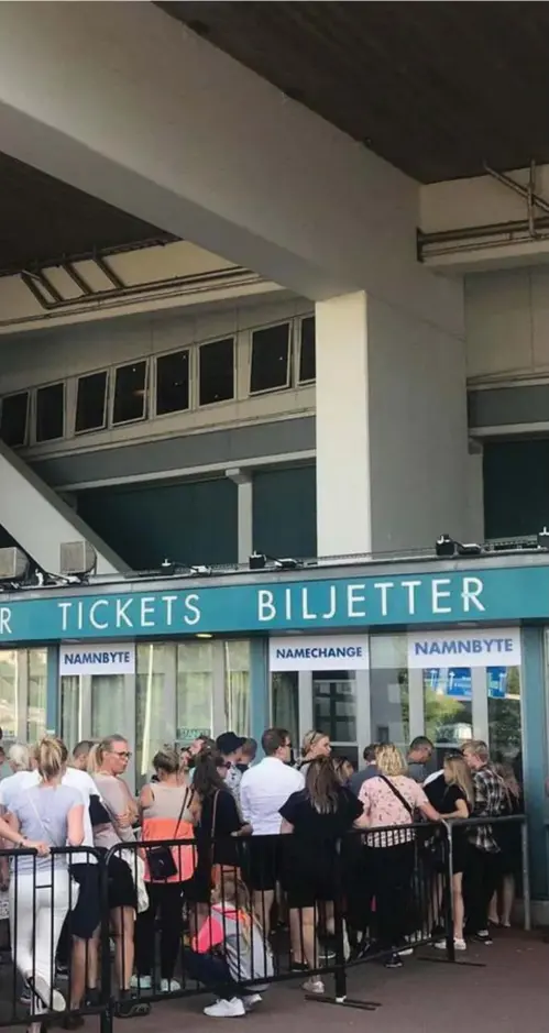  ?? Bild: Sofia Andersson ?? Köer utanför Ullevi under sommaren 2018. Hundratals fans ska ha blivit nekade inträde till Ed Sheerans konsert eftersom de köpt andrahands­biljetter med namn som inte matchar, vilket arrangören krävde.