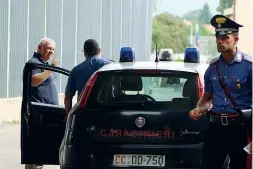  ??  ?? Il blitz Lunedì i carabinier­i hanno perquisito gli uffici del carcere