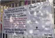  ??  ?? EXIGEN SOLUCIóN. En el portón colocaron una lona donde plantean sus quejas al Gobernador y el Secretario de educación.