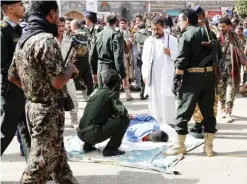  ?? — AFP ?? SANAA: Yemeni security forces prepare to execute a man convicted of raping and murdering a three-year-old girl in the Yemeni capital’s Tahrir Square yesterday.