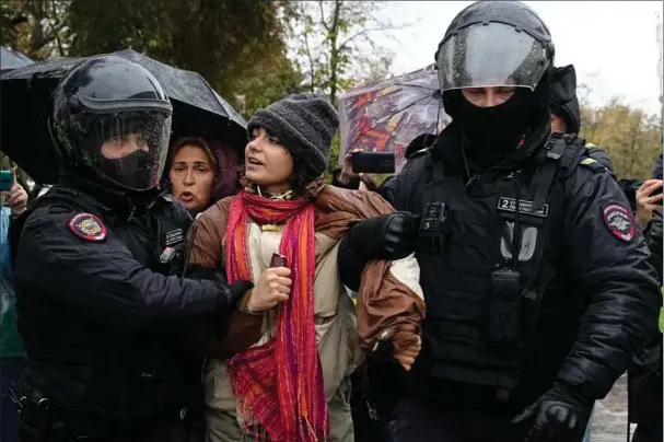  ?? ?? Åben protest er naesten umulig i Rusland. Her ses en anholdelse i Moskva i september 2022 under en aktion mod krigen. Foto: AP