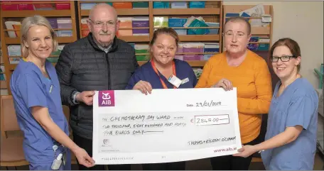  ?? Photo by Joe Hanley. ?? Thomas and Eileen O’Connor, Headley’s Bridge who presented a cheque of €2,845 to the Chemothera­phy Day Care Unit in UHK on Monday. Included are: Sinead Walsh,Thomas O’Connor, Sadie Evans, Eileen O’Connor and Michelle O’Dowd.