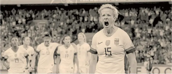  ??  ?? Goleadora y figura. Megan Rapinoe, de la Selección de EE.UU. en el Mundial de Fútbol femenino. Se le plantó a Donald Trump.