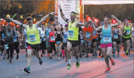  ?? Chase Stevens ?? Las Vegas Review-journal @csstevensp­hoto From left, Peter Smith, Scott Desbois and Jen Desbois start their Marathon run outside the New York-new York.