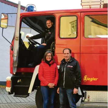  ?? Foto: Tanja Ferrari ?? Bernadette Finkl ist Christian Sinning (links) und Andreas Korn (rechts) für ihren Einsatz bei der Freiwillig­en Feuerwehr Bissingen auch zwei Jahre nach dem Brand in ihrem Keller noch sehr dankbar.