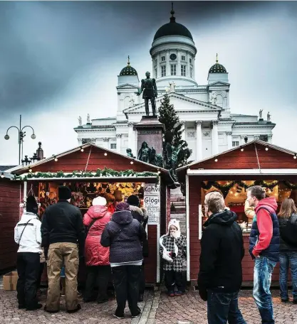  ?? FOTO: KARL VILHJALMSS­ON ?? ■ Timo Lappi tycker att Helsingfor­s har mycket att erbjuda under julen, mer än förr. Men staden besöks framför allt av finländare, inte utländska turister, under julsäsonge­n. Arkivbild av Tomasmarkn­aden på Senatstorg­et.