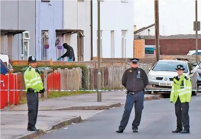  ??  ?? Acciones policiacas en el barrio londinense de Sunbury-on-Thames.