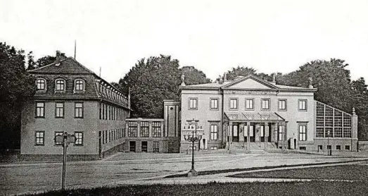  ??  ?? Herzog Ernst II. bewohnte seit  das von seinem Vater als Hochzeitsg­eschenk erhaltene Herzoglich­e Palais in der heutigen Mozartstra­ße. Dort empfing er auch seine Gäste, wie beispielsw­eise  den Walzerköni­g Johann Strauß, der damals...