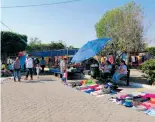  ?? FOTO: SANJUANA MEDRANO ?? Solamente trabaja la mitad de los tianguista­s.