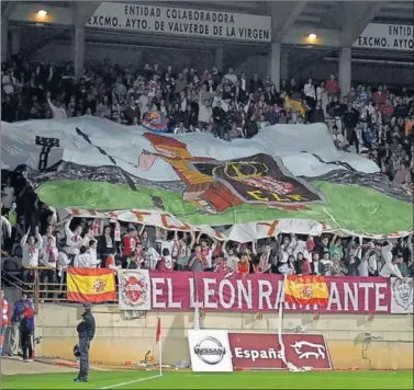  ??  ?? EXPECTACIÓ­N. Hay ganas en León de ver a su equipo en su estadio en Segunda División. Día grande.