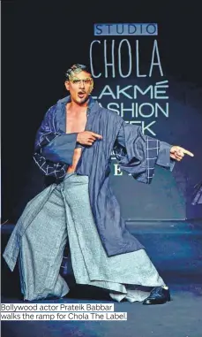  ??  ?? Bollywood actor Prateik Babbar walks the ramp for Chola The Label.