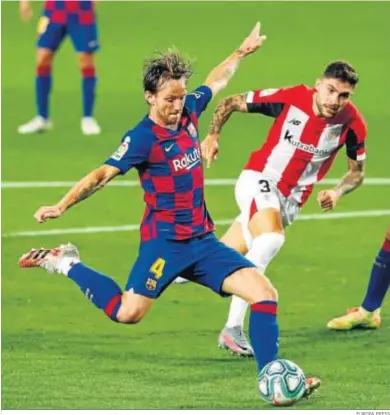  ?? EUROPA PRESS ?? El centrocamp­ista croata Rakitic arma la pierna derecha para chutar y hacer el único gol del partido.