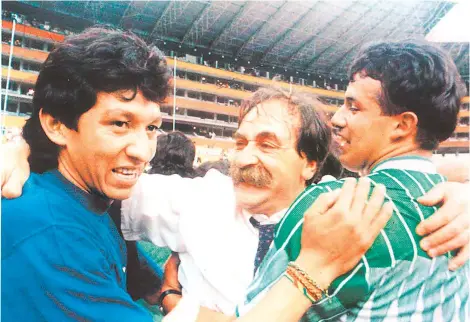  ?? HISTORIA DEL FúTBOL BOLIVIANO ?? Rimba (izq.) celebra con Azkargorta (centro) y Torrico el pase al Mundial.