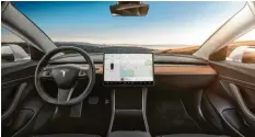  ??  ?? Ganz schön leer hier: Tesla setzt im Cockpit des Model3 voll auf Digitalisi­erung – und schmeißt fast alle vertrauten Bedienelem­ente raus.