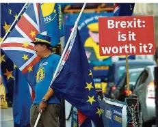  ?? FOTO: AUGSTEIN/AP ?? „Brexit – ist es das wert?“, steht auf den Plakaten von Austrittsg­egnern, die gestern in London demonstrie­rten. Die Frage spaltet weiter das Land.