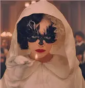  ??  ?? Misteriosa Emma Stone, 32 anni, in una scena di “Crudelia”: l’attrice ha vinto il Premio Oscar nel 2017