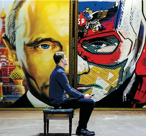  ?? FOT. YURI KADOBNOV/AFP/EAST NEWS / AFP ?? • Wystawa „SuperPutin” w Muzeum Sztuki Nowoczesne­j w Moskwie w grudniu 2017 r.