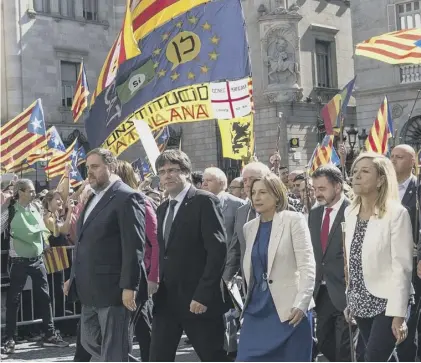  ??  ?? 0 Catalan ministers march in support of the referendum, which has been ruled illegal by Spain’s constituti­onal court
